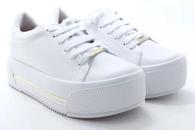 tenis com detalhe dourado