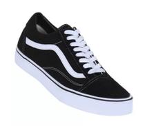 tênis preto com a listra branca