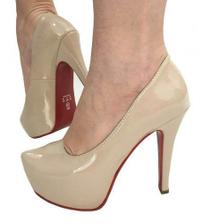 scarpin bege com solado vermelho