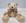 Urso bege com laço de cetim bege