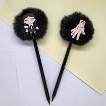 02 Lápis de escrever Wandinha Adams Vandinha preto mãozinha material escolar papelaria