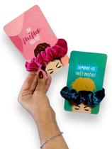 05 Scrunchies Xuxinha De Veludo para presente + Tag Cartela