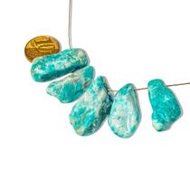 05 Unidades de Cascalho Amazonita Verde Rolada com Furo para Montagem de Colares - Atacado