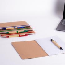 1 Caderno de anotações 21,5x14cm, kraft com elástico, suporte para caneta, com 30 folhas.