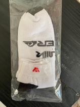 1 Par de Meia Masculina cano alto / na cor branca com preto / Disponível na Numeração 38