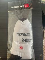 1 Par de Meia/ Masculina / com detalhes de escritas / na cor Branca / Disponível na Numeração 41