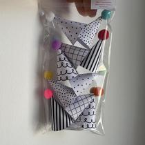 10 Mini Chapeuzinhos Pompom Decorativos Preto e Branco Grid Carrinhos Tem Festejo - Inspire sua Festa Loja
