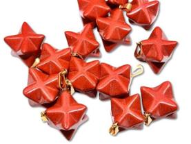10 Pingentes Merkabah de Pedra Jaspe Vermelho com Presilha Dourada para Atacado