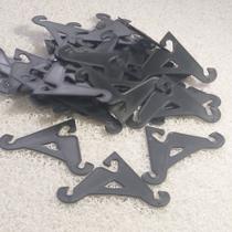 100 cabides para exposição de chinelos.