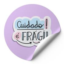 120 Etiquetas Auto Colante Adesivos Redondos Cuidado É Frágil Fundo Lilás AD00433 120 Etiquetas Auto Colante Adesivos Redondos Cuidado É Frágil Fundo Lilás AD00433