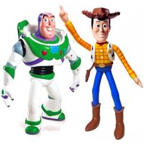 2 Bonecos Woody e Buzz Lightyear 18cm Toy Story Disney na Caixa Presente dia Crianças 2 Bonecos Woody e Buzz Lightyear 18cm Toy Story Disney na Caixa Presente dia Crianças