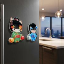 2 Ímã Decorativo Gueixa Japonesinha De Kimono Em Porcelana Colorido Gueixa