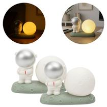 2 Luminárias Astronauta com Lua LED Amarela Bateria