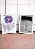 2 Quadros Bee Gees Gre+One N C/ Vidro, Moldura Branca Tam:A4 2 Quadros Bee Gees Gre+One N C/ Vidro, Moldura Branca Tam:A4