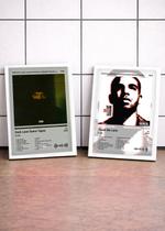 2 Quadros Drake Dark L+Thank C/ Vidro, Moldura Branca Tam:A4 2 Quadros Drake Dark L+Thank C/ Vidro, Moldura Branca Tam:A4