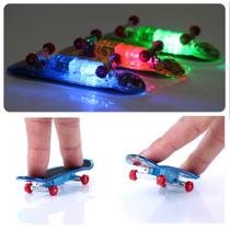 2 Skates De Dedo Luz Led Brinquedo Mini Skate Dedo Fingerboard Com Acessórios E Luzes Neon
