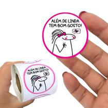 200 Etiquetas Adesivas 4x4 Cm Além de Linda Tem Bom Gosto Flork 200 Etiquetas Adesivas 4x4 Cm Além de Linda Tem Bom Gosto Flork