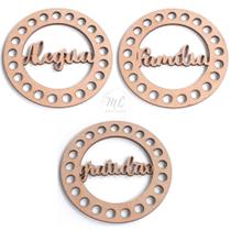 3 Bases MDF Redonda crochê Família/Alegria/Gratidão - 10cm de Diâmetro 3 Bases MDF Redonda crochê Família/Alegria/Gratidão - 10cm de Diâmetro