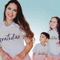 3 Camisetas com frase Gratidão, Mãe e filhos