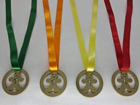 32 Lembrancinhas Dia Das Crianças Medalha Em MDF Dourada N.1 Criança Campeã