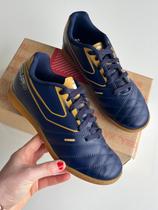 4745- Tênis de futsal novíssimo, cor azul marinho com detalhes em dourado. Ideal para quem busca conforto e estilo nas q 4745- Tênis de futsal novíssimo, cor azul marinho com detalhes em dourado. Ideal para quem busca conforto e estilo nas q