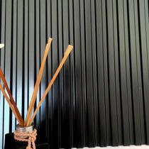 5 Placas Decorativas De Pvc Tipo Ripado Preto 50X50Cm