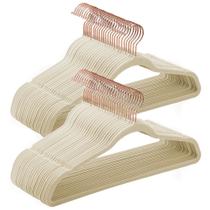 50 Perchas Delgadas de Terciopelo SONGMICS Color Beige Arena 50 Perchas Delgadas de Terciopelo SONGMICS Color Beige Arena
