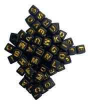 640un Missangas Infantil Quadradas Preta Letras Douradas 6mm