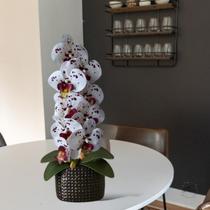 7 Hastes de Orquídeas artificiais na tonalidade branca e vinho para vasos permanentes em escritório - DE1424