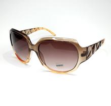 A armação em acetato varias cores perfeita para mulheres que buscam um acessório versátil e cheio de estilo para diversas ocasiões.