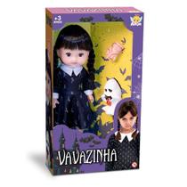 "A boneca Vavazinha com Mãozinha e Fantasminha é o presente perfeito para os fãs da série Wandinha. Com sua aparência en