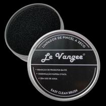 A esponja limpadora a seca tira todo o produto em pó das cerdas.