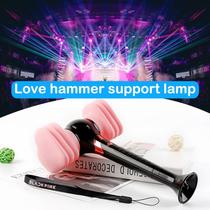 A mesma luz rosa do adereço Love Hammer para o concerto. - generic