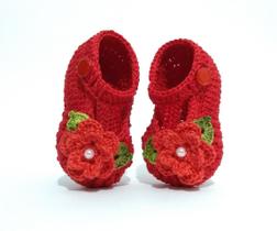 A122 Sapatinho de croche para bebe feminino vermelho perola flor folhas