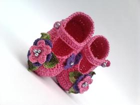 A140 Sapatinho de croche para bebe feminino rosa escuro flor lilas perolas