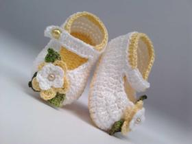 A196 Sapatinho de croche para bebe feminino branco e amarelo perola flor folhas - MM Sapatinhos