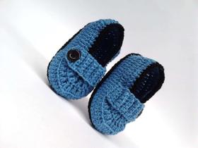 A239 Sapatinho de croche para bebe masculino azul e preto com botao - MM Sapatinhos