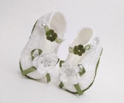 A240 Sapatinho croche bebe feminino branco saida maternidade e verde - MM Sapatinhos