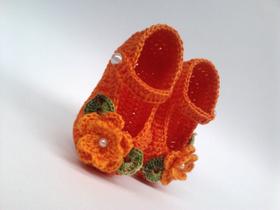 A244 Sapatinho de croche para bebe feminino laranja perola flor folhas menina - MM Sapatinhos