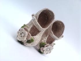 A262 Sapatinho de croche para bebe feminino bege claro e escuro perola flor folhas - MM Sapatinhos