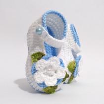 A264 Sapatinho de croche para bebe feminino branco e azul perola flor folhas