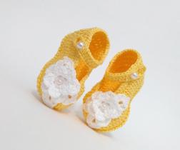 A267 Sapatinho de croche para bebe feminino amarelo com flor - MM Sapatinhos