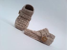 A343 Sapatinho croche bebe masculino mocassim bege botao madeira correia