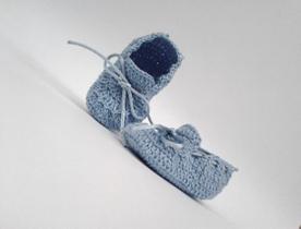 A430 Sapatinho tenis de croche para bebe masculino azul com cadarco - MM Sapatinhos