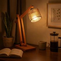 Abajur de Mesa com Estrutura Articulada em Madeira e Cúpula Em MDF para Iluminação Decorativa Suave