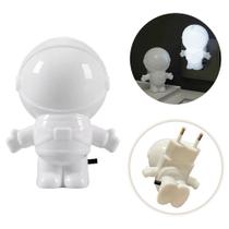 Abajur de Tomada Luminária Astronauta Luz Noturna Led Bivolt