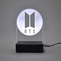 Abajur e Luminária BTS de Acrílico com LED Branco Abajur e Luminária BTS de Acrílico com LED Branco