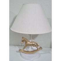 Abajur Infantil Cavalo Dourado em MDF com Cúpula Bege Artesanal Personalizável