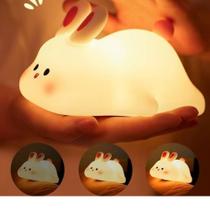 Abajur Infantil Luminária de Mesa Coelhinho Silicone LED Bateria Recarregável Quarto Bebê