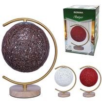 Abajur / luminaria com cupula bola barbante e base madeira bivolt 29x21cm - Alfacell